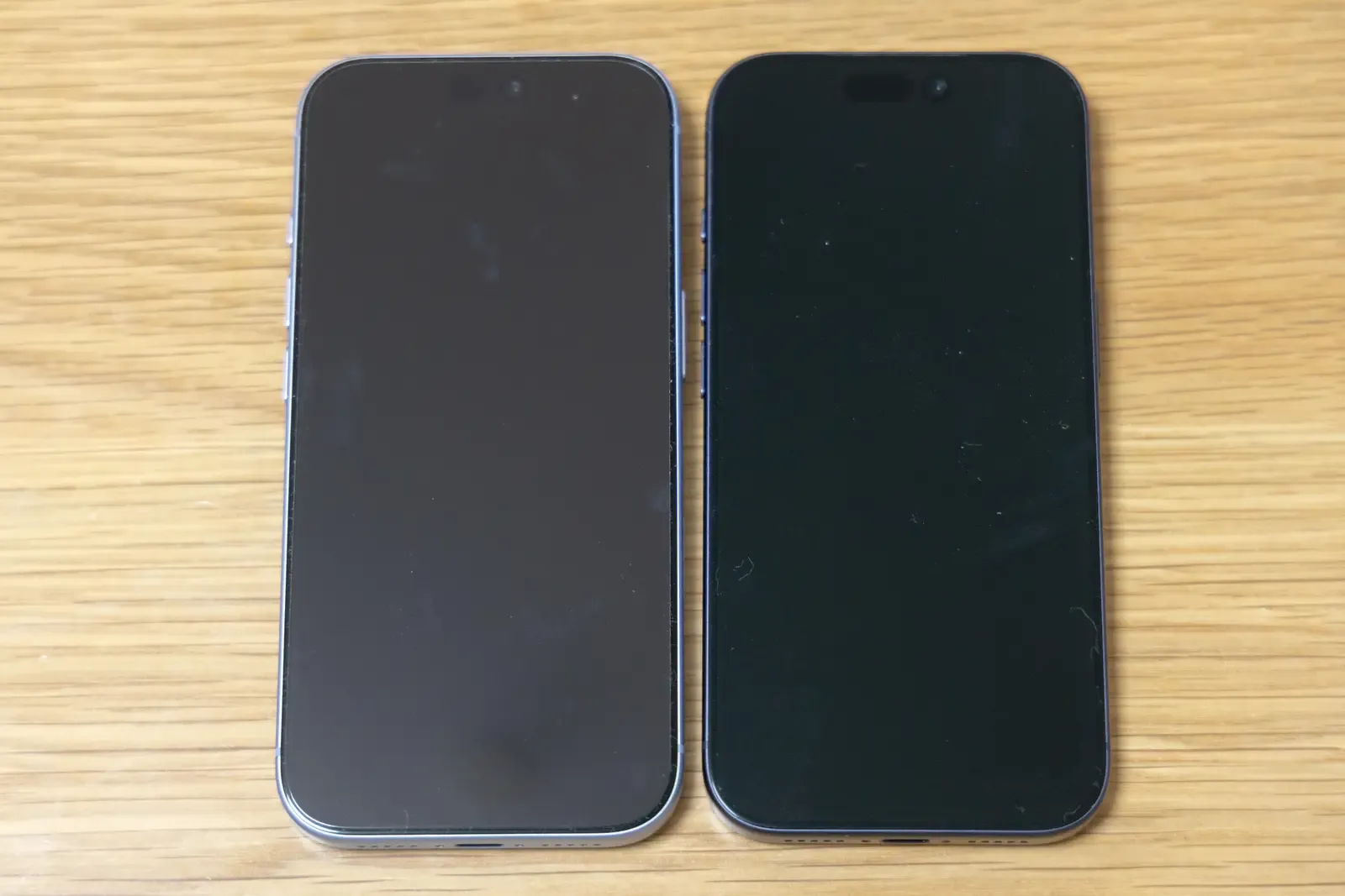 iPhone 18 Pro（左・保護フィルム装着）とiPhone 17 Pro（右）を正面から並べ、画面上部の切り欠き（Dynamic Island）を比べた写真