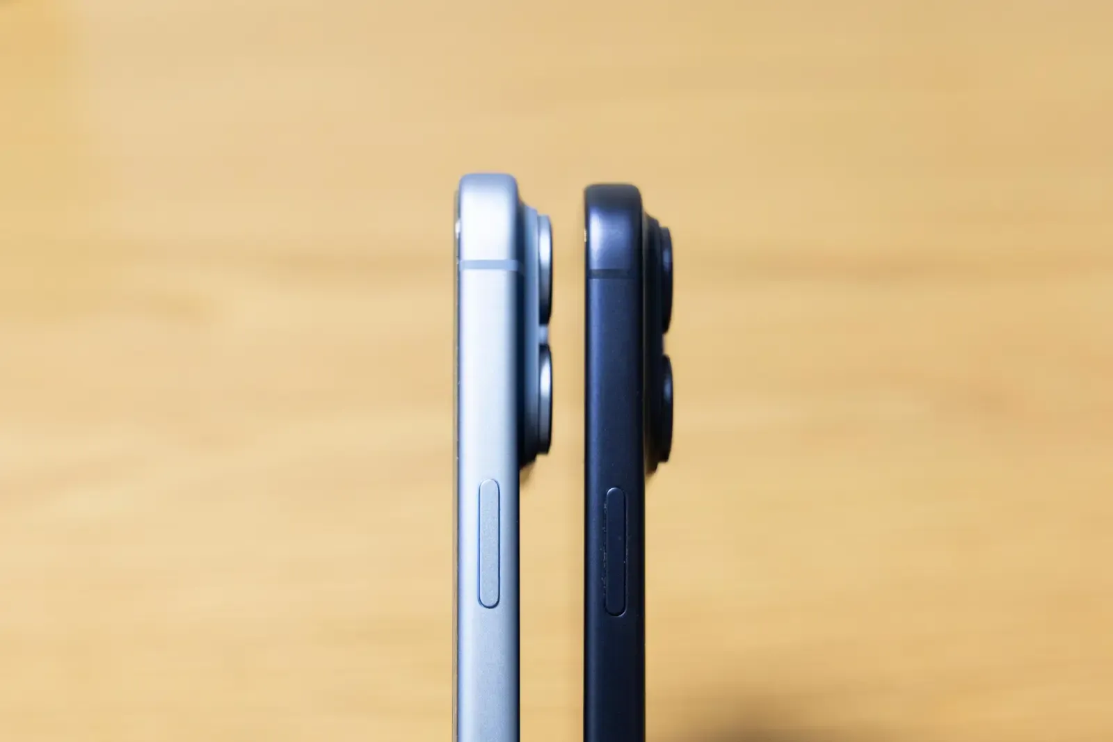 iPhone 18 Pro（左・グレイシャー）とiPhone 17 Pro（右・ディープブルー）を立てて側面から見たカメラ部の比較