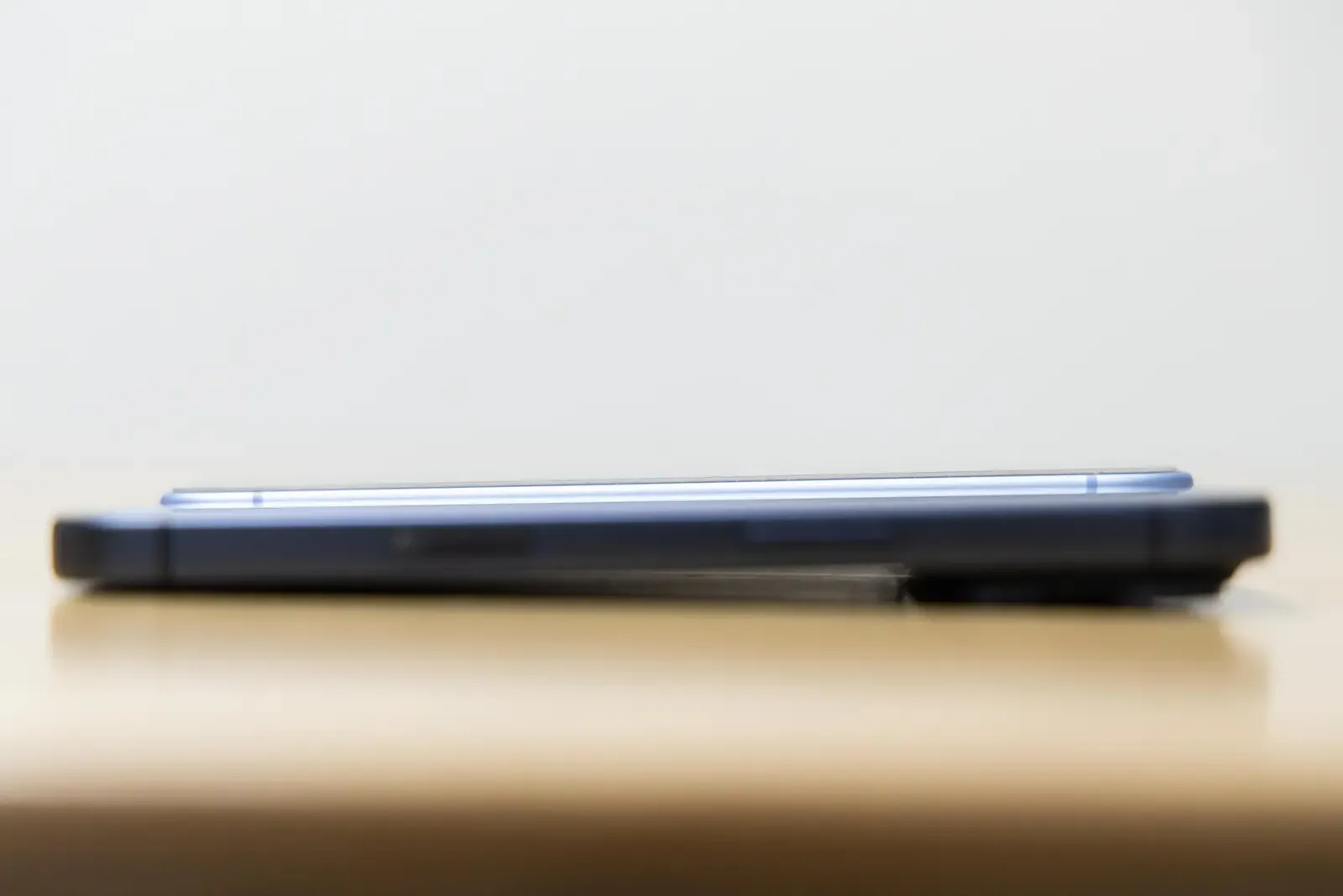 iPhone 18 Pro（上・グレイシャー）をiPhone 17 Pro（下・ディープブルー）の上に重ねて厚みを比べた写真
