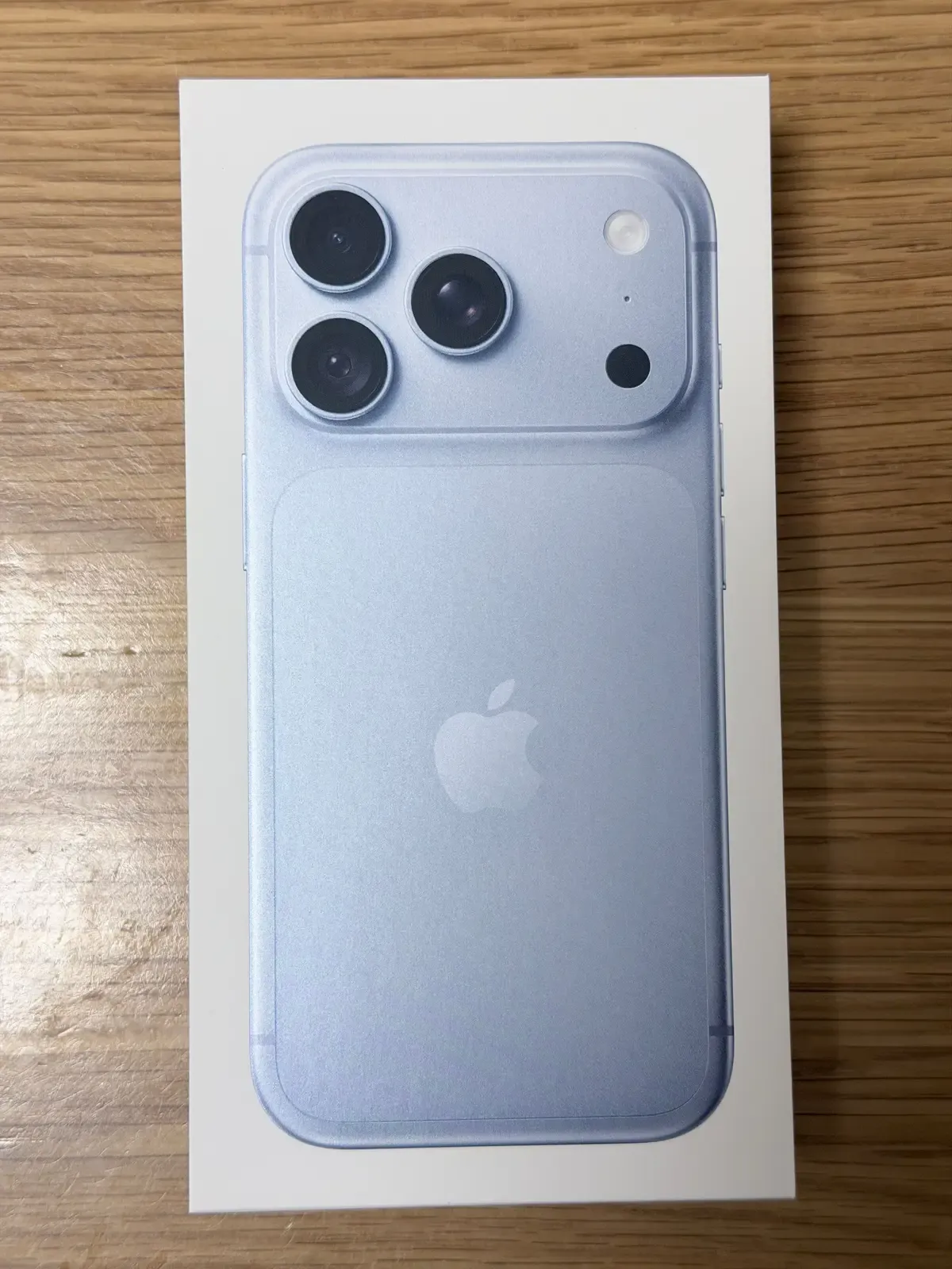 iPhone 18 Pro グレイシャーの化粧箱。箱の表面に背面カメラ部が印刷されている
