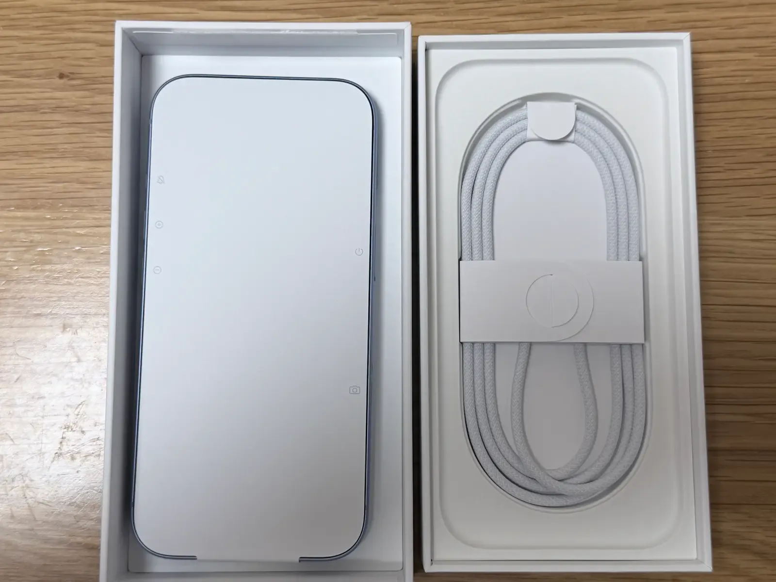 iPhone 18 Proの同梱物。左に出荷時の保護シートが貼られた本体、右に編組タイプのUSB-Cケーブル