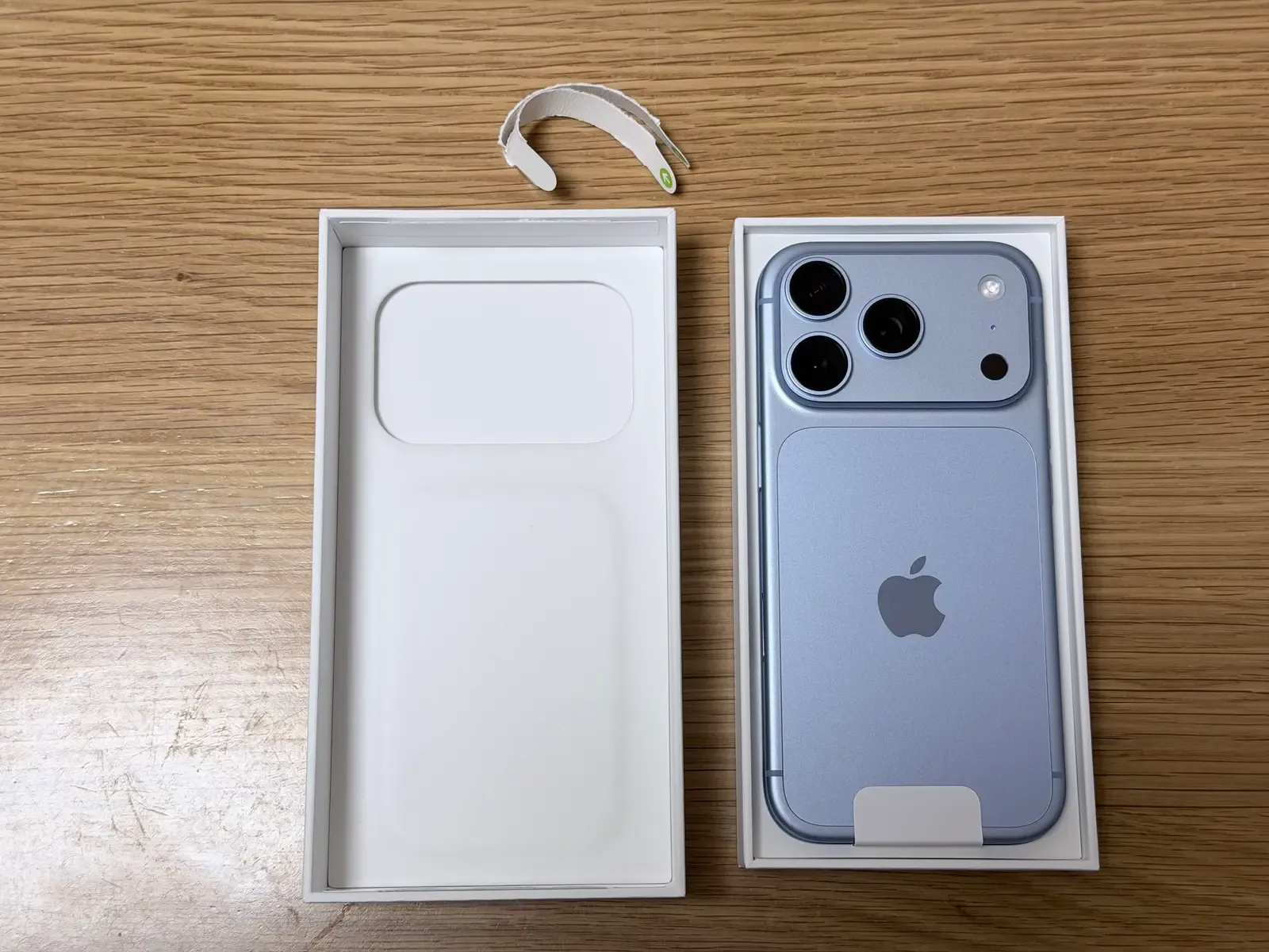iPhone 18 Proの箱を開けた状態。左に空のトレイ、右に本体が背面を上にして収まっている